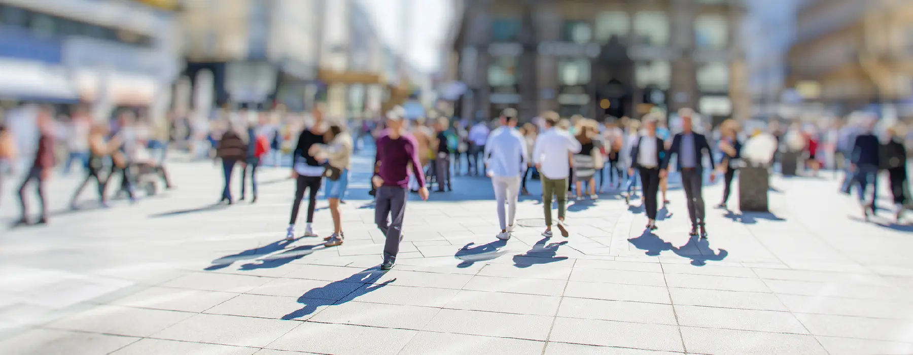 Bewegte Menschen in einer urbanen Szene